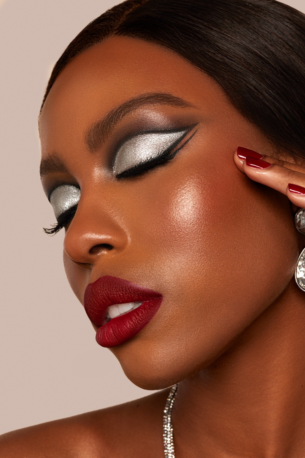 Silver graphic liner for an Emolyne Cosmetics campaign, makeup by Andrada Rusu